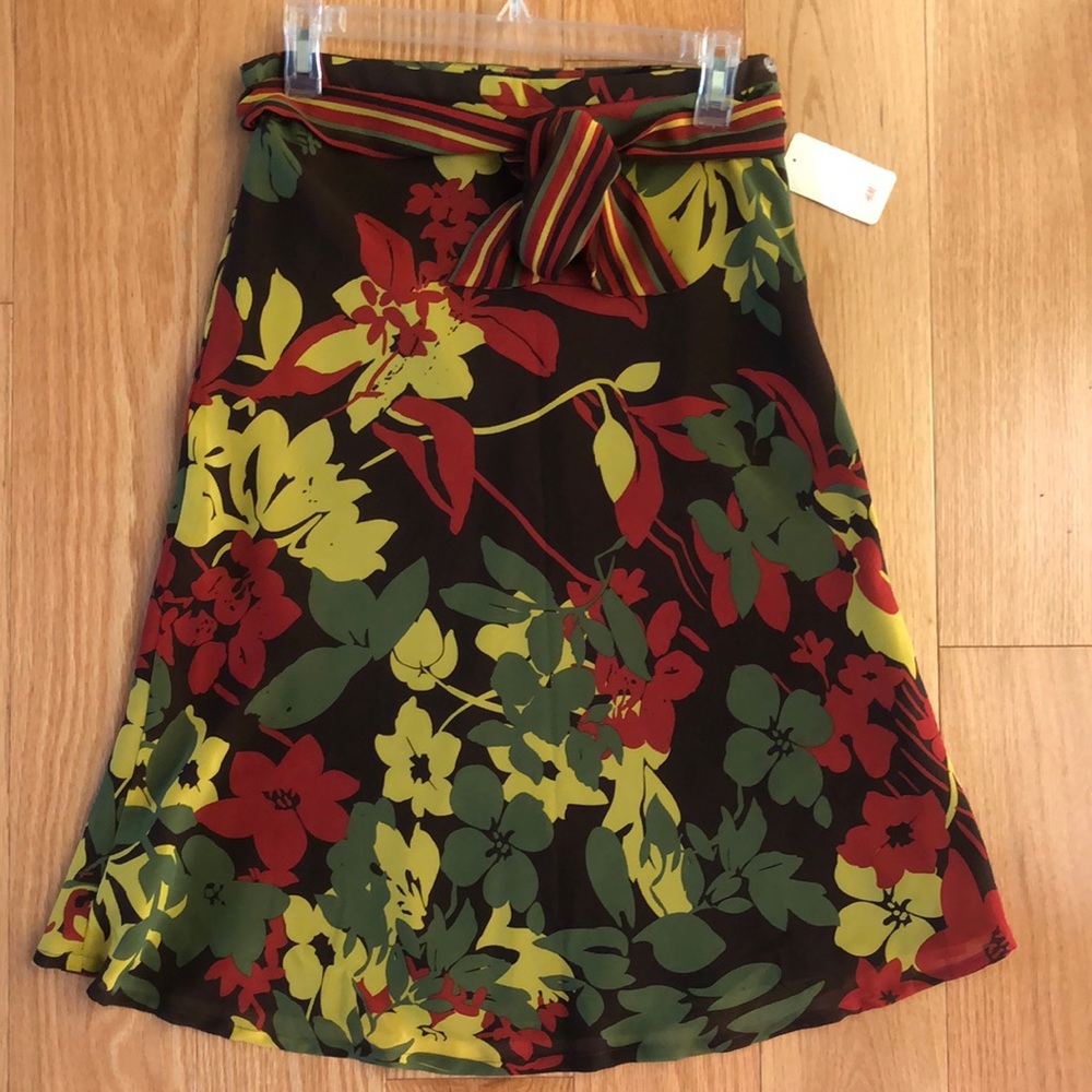 NWT gorgeous H&M skirt size S